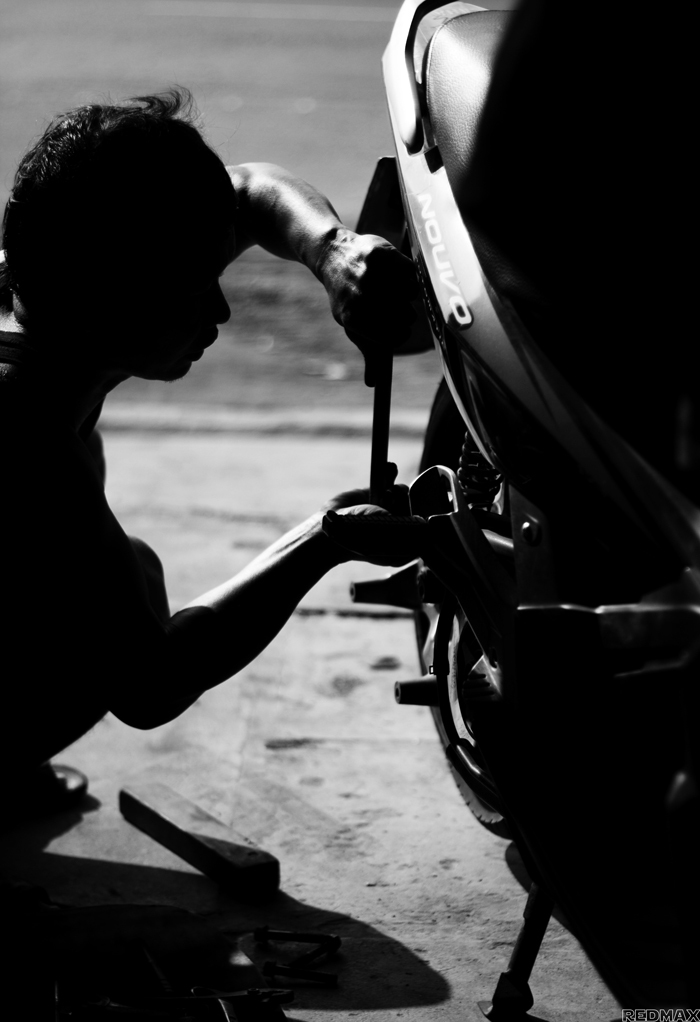 VNPhoto sẽ đem đến cho bạn những hình ảnh chất lượng và độc đáo nhất về các thợ sửa xe máy tại Việt Nam. Mỗi khoảnh khắc được chụp bởi các nhiếp ảnh gia tài năng, đảm bảo sẽ khiến bạn cảm thấy thích thú và ấn tượng khi xem ảnh.